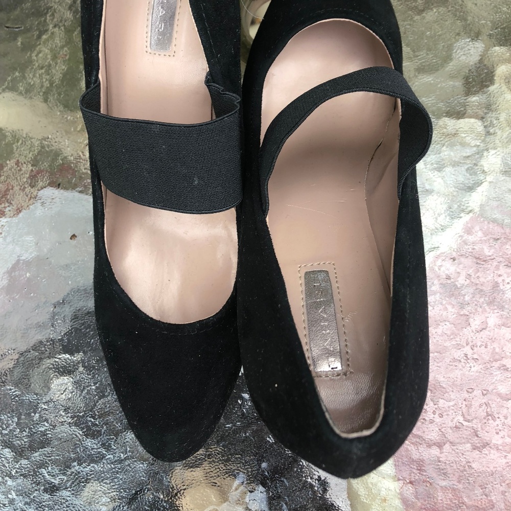 Tahari Wedge really nice black shoes
